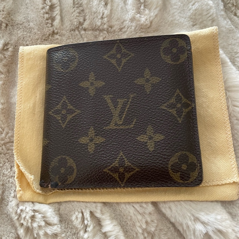 Men’s bifold wallet.